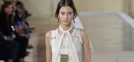Peto blanco de la colección primavera/verano 2016 de Balenciaga en Paris Fashion Week