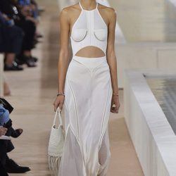 Vestido anudado al cuello de la colección primavera/verano 2016 de Balenciaga en Paris Fashion Week