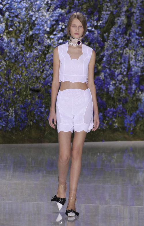 Conjunto dos piezas blanco de la colección primavera/verano 2016 de Dior en Paris Fashion Week