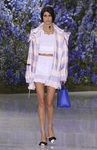 Chubasquero rosa y lila de la colección primavera/verano 2016 de Dior en Paris Fashion Week