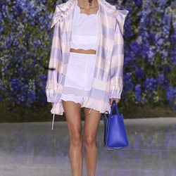 Chubasquero rosa y lila de la colección primavera/verano 2016 de Dior en Paris Fashion Week