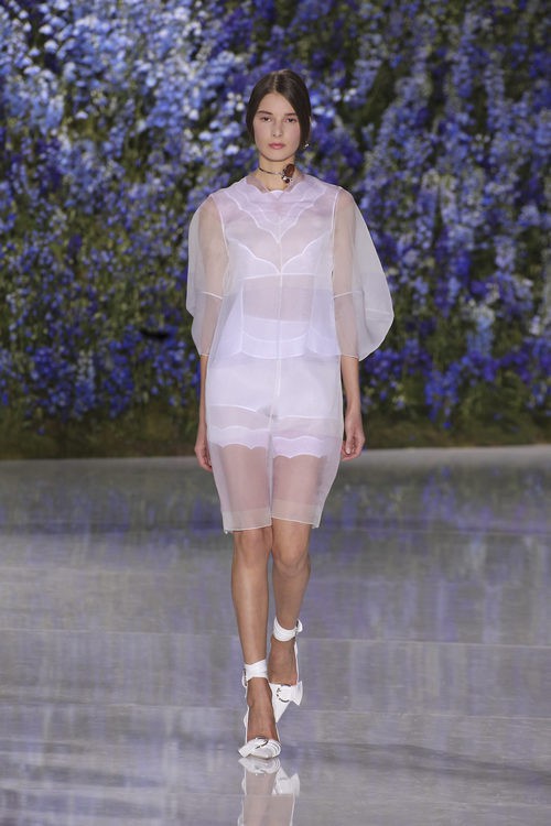 Vestido blanco transparente de la colección primavera/verano 2016 de Dior en Paris Fashion Week