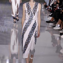 Vestido blanco con crochet de la colección primavera/verano 2016 de Dior en Paris Fashion Week