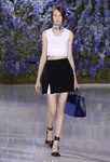 Falda corta negra de la colección primavera/verano 2016 de Dior en Paris Fashion Week