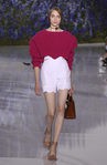 Jersey crop top fucsia de la colección primavera/verano 2016 de Dior en Paris Fashion Week