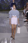 Jersey crop top gris de la colección primavera/verano 2016 de Dior en Paris Fashion Week
