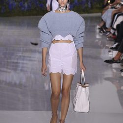 Jersey crop top gris de la colección primavera/verano 2016 de Dior en Paris Fashion Week