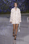 Abrigo con flores superpuestas de la colección primavera/verano 2016 de Dior en Paris Fashion Week