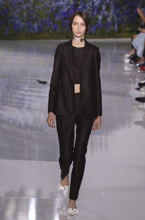 Traje negro de la colección primavera/verano 2016 de Dior en Paris Fashion Week