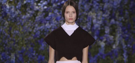 Falda rosa palo con crop top negro colección primavera/verano 2016 de Dior en Paris Fashion Week