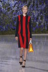 Abrigo de rayas negras y rojas colección primavera/verano 2016 de Dior en Paris Fashion Week