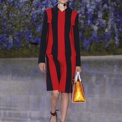 Abrigo de rayas negras y rojas colección primavera/verano 2016 de Dior en Paris Fashion Week