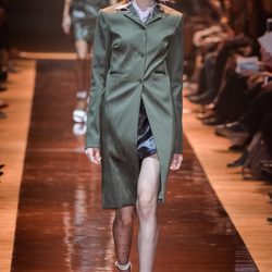 Abrigo caqui de la colección primavera/verano 2016 de Nina Ricci en Paris Fashion Week