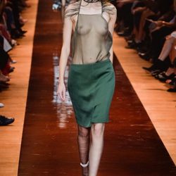 Camisa con transparencias y plumas y falda verde de la colección primavera/verano 2016 de Nina Ricci en Paris Fashion Week