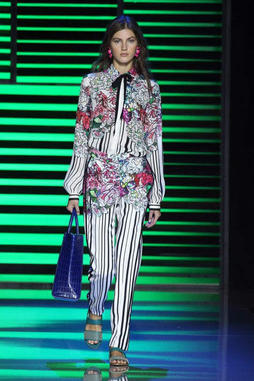 Camisa y pantalón de rayas y flores de la colección de primavera/verano 2016 de Elie Saab en París Fashion Week