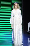 Vestido largo blanco de la colección de primavera/verano 2016 de Elie Saab en París Fashion Week