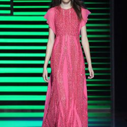 Vestido largo rosa de la colección de primavera/verano 2016 de Elie Saab en París Fashion Week