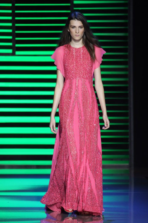 Vestido largo rosa de la colección de primavera/verano 2016 de Elie Saab en París Fashion Week