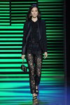 Pantalón y camisa de puntillas y americana negra de la colección de primavera/verano 2016 de Elie Saab en París Fashion Week