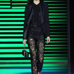 Pantalón y camisa de puntillas y americana negra de la colección de primavera/verano 2016 de Elie Saab en París Fashion Week