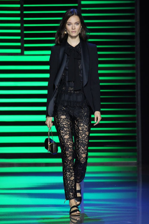Pantalón y camisa de puntillas y americana negra de la colección de primavera/verano 2016 de Elie Saab en París Fashion Week