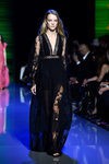 Vestido largo negro con abertura frontal de la colección de primavera/verano 2016 de Elie Saab en París Fashion Week