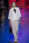 Chaqueta y pantalón blancos de la colección de primavera/verano 2016 de Elie Saab en París Fashion Week
