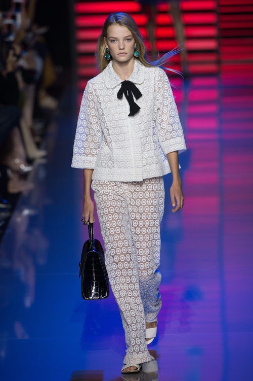 Chaqueta y pantalón blancos de la colección de primavera/verano 2016 de Elie Saab en París Fashion Week