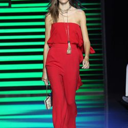 Jumpsuit rojo de la colección de primavera/verano 2016 de Elie Saab en París Fashion Week
