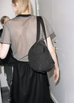 Bolso negro y camisa de rejilla de la colección cápsula de & Other Stories