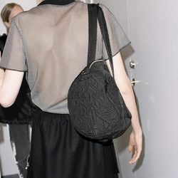 Bolso negro y camisa de rejilla de la colección cápsula de & Other Stories