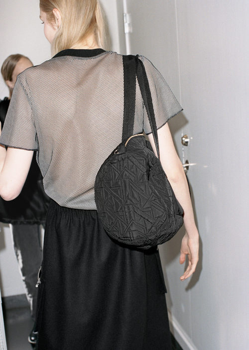 Bolso negro y camisa de rejilla de la colección cápsula de & Other Stories