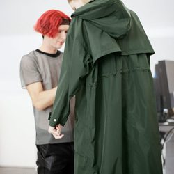 Parka verde oscuro de la colección cápsula de & Other Stories