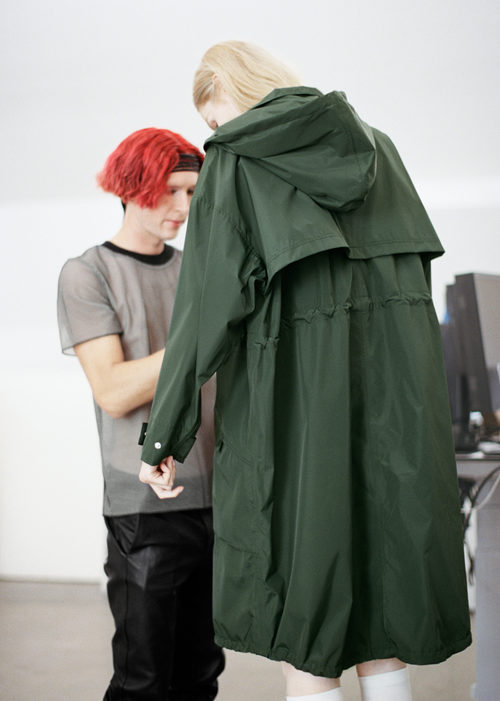 Parka verde oscuro de la colección cápsula de & Other Stories