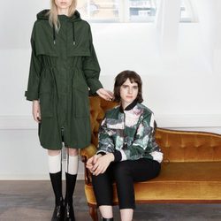 Los modelos Valentijn de Hingh y Hari Nef posan para la nueva colección cápsula de & Other Stories
