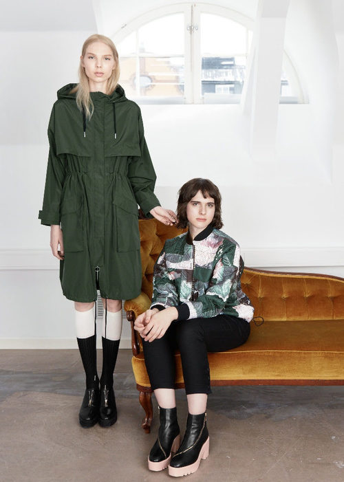 Los modelos Valentijn de Hingh y Hari Nef posan para la nueva colección cápsula de & Other Stories