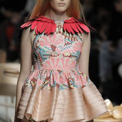 Estampados coloridos en el desfile de Manish Arora en París