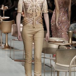 Colores dorados en el desfile de Manish Arora en París