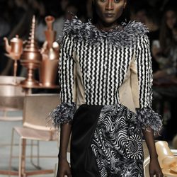 Aplicaciones metálicas en el desfile de Manish Arora en París