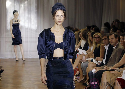 Conjunto azul marino de la colección primavera/verano 2012 de Nina Ricci en París