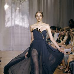 Vestido azul marino de la colección primavera/verano 2012 de Nina Ricci en París