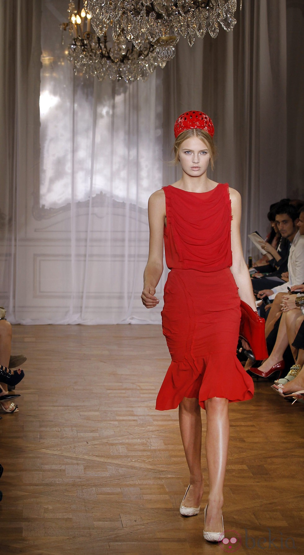 Vestido rojo de la colección primavera/verano 2012 de Nina Ricci en París