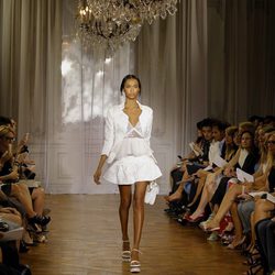 Conjunto blanco de la colección primavera/verano 2012 de Nina Ricci en París