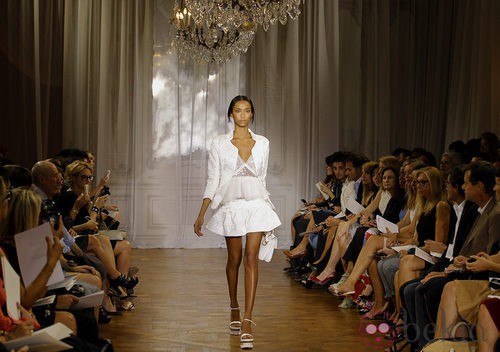 Conjunto blanco de la colección primavera/verano 2012 de Nina Ricci en París