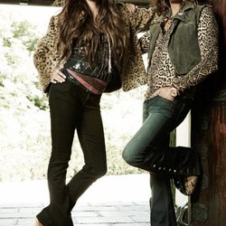 Steven Tyler y Chelsea Tyler posan con la colección Andrew Charles
