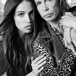 Steven Tyler y su hija Chelsea posan con la colección de Andrew Charles
