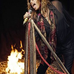 Steven Tyler posa con la colección de moda Andrew Charles