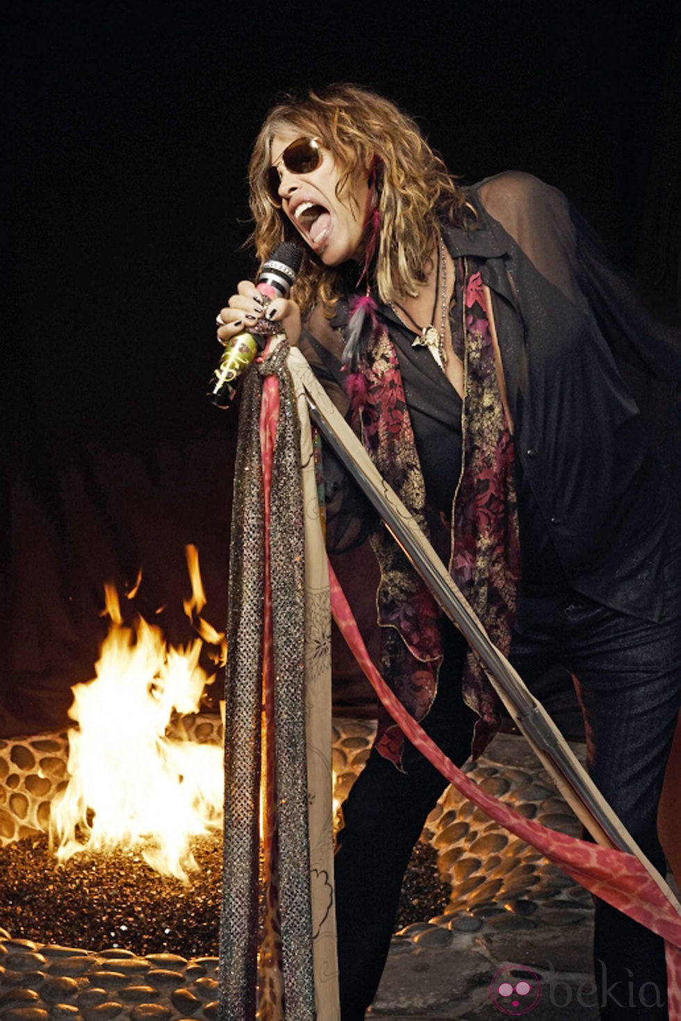 Steven Tyler posa con la colección de moda Andrew Charles