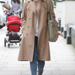 La diseñadora Stella McCartney con gabardina
