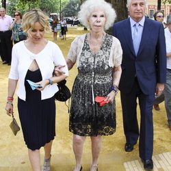 La duquesa de Alba, con vestido de encaje, junto a su hija Eugenia